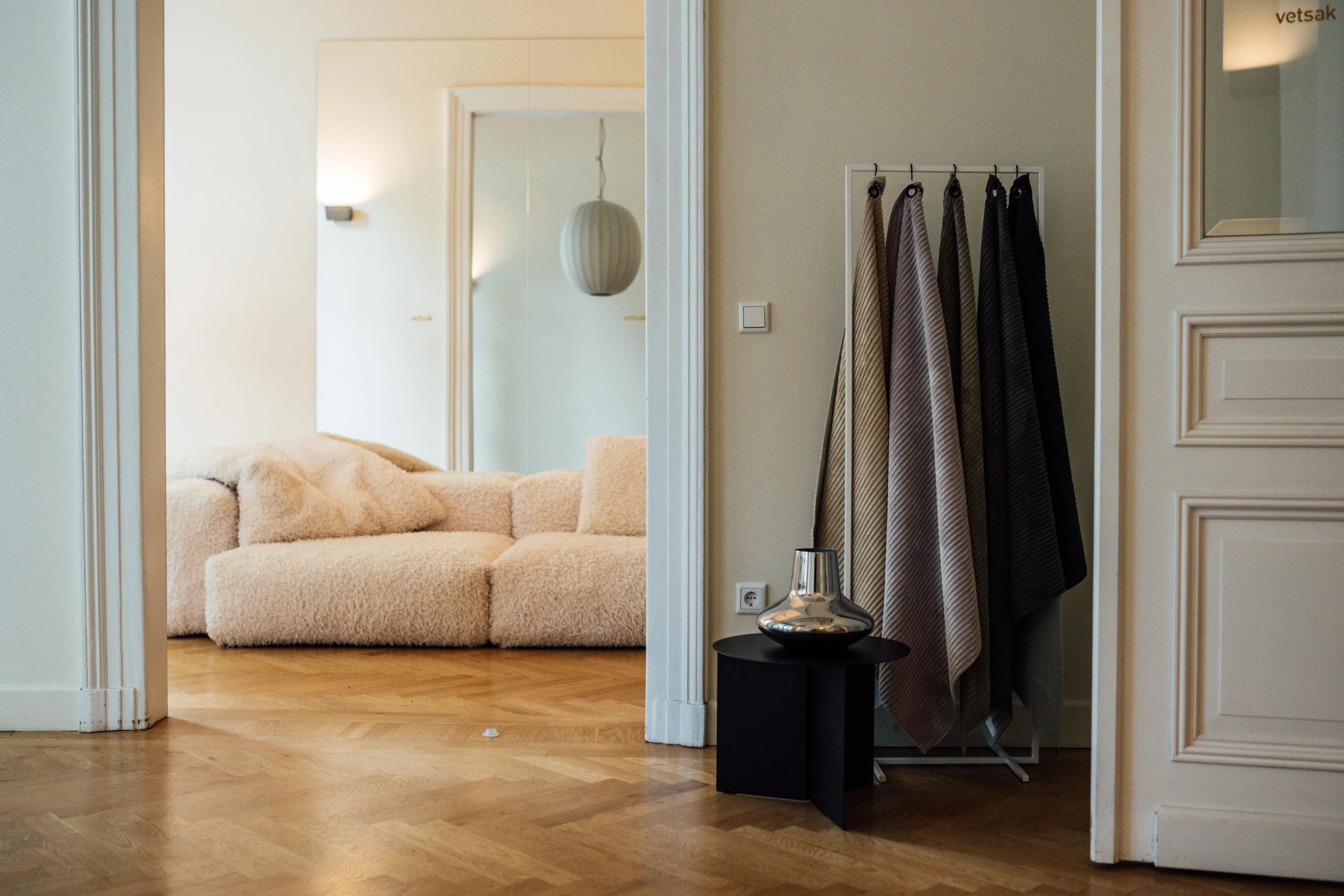 vetsak showroom Düsseldorf with a sofa in a bright room